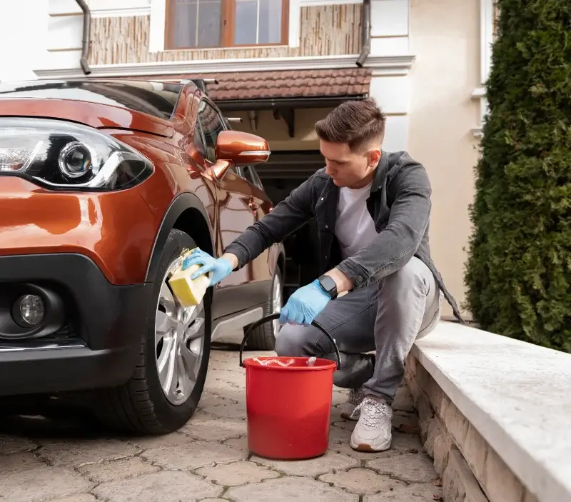 Lavage auto à domicile Blanzy-la-Salonnaise : professionnel intervenant sur un véhicule